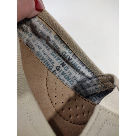 Toms "Giving Embroidered Globe" canvas slip ons - Picture 9 of 11